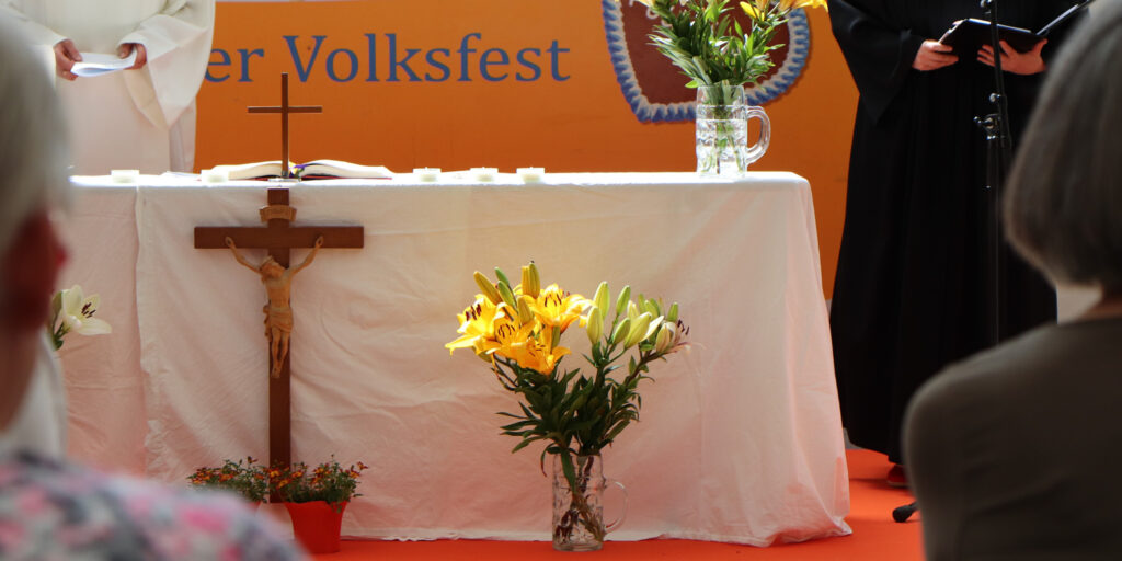 Ökumenischer Gottesdienst im Festzelt mit Musik des evangelischen Posaunenchors