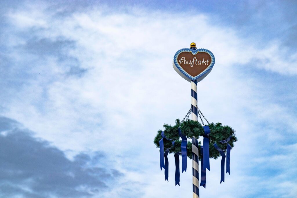 Der Volksfest-Maibaum mit blauem Himmel im Hintergrund