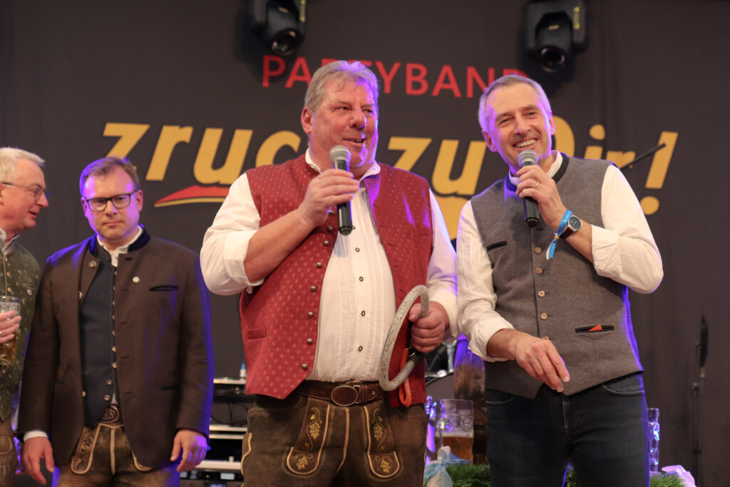 Schlüsselübergabe am Eröffnungstag des Puchheimer Volksfests 2023 - zu sehen sind der Wirt Jochen Mörz und erster Bürgermeister Norbert Seidl