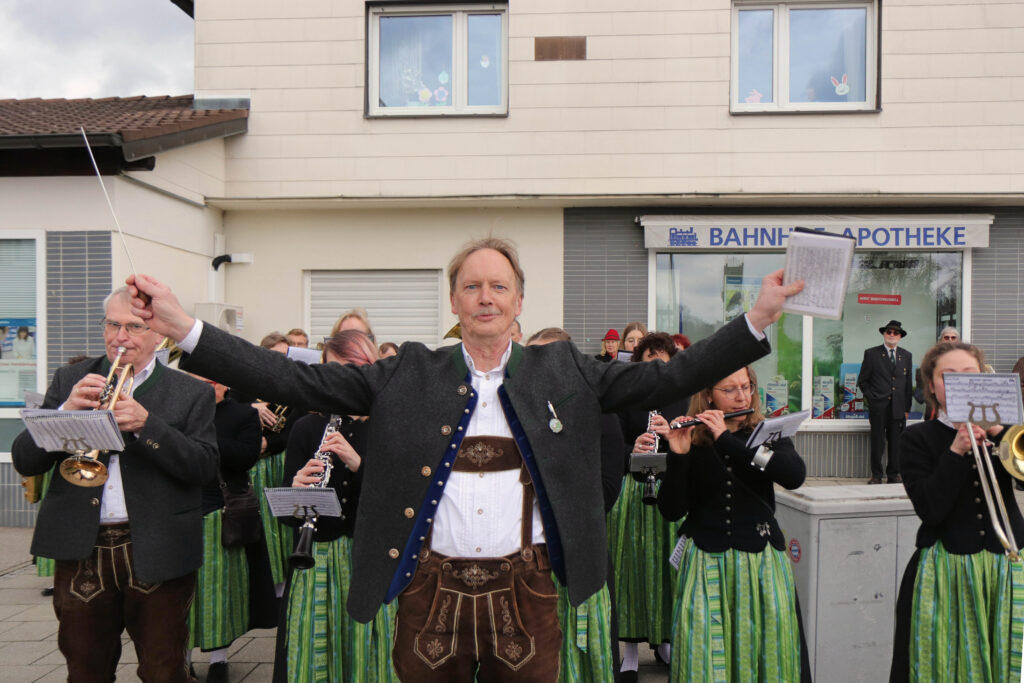 Wolfram Rothert dirigiert das Puchheimer Blasorchester