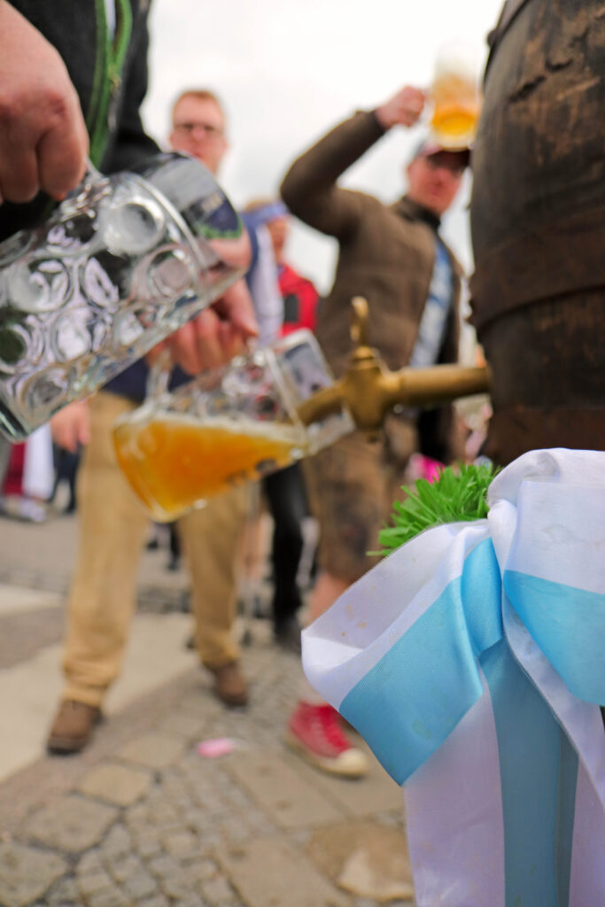 Das Freibier der Brauerei Hacker-Pschorr fließt beim Festzug