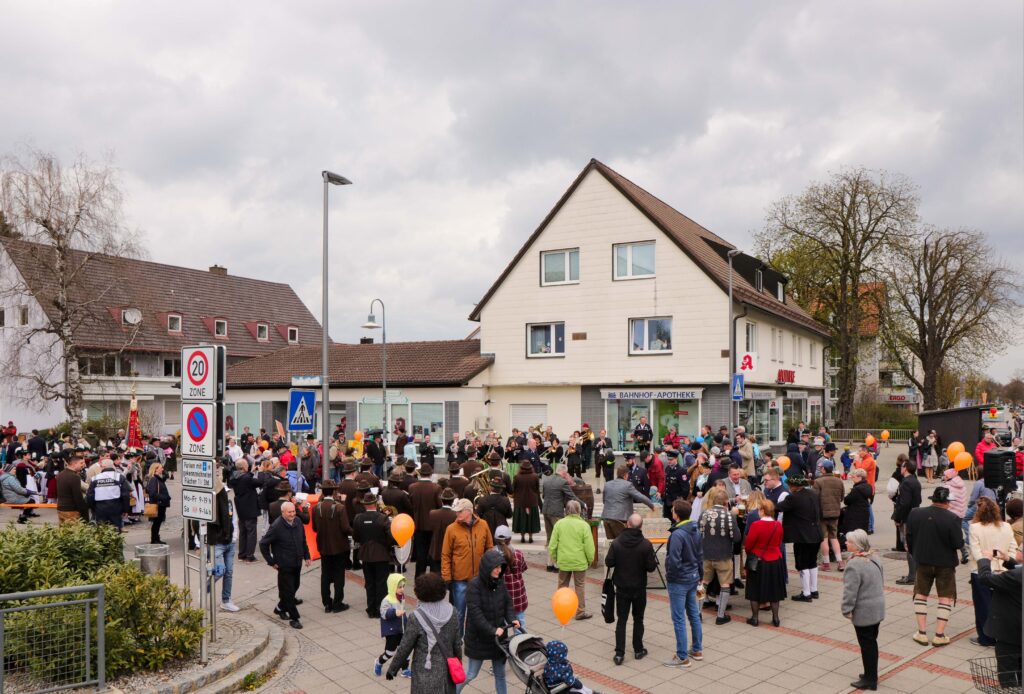 Der gesamte Bahnhofsplatz mit einem Großteil der Festzugsteilnehmer