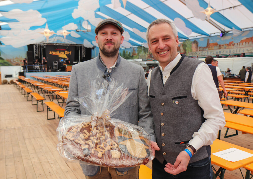 Begrüßung der Gäste - Bürgermeister Norbert Seidl zusammen mit Herrn Hünsche aus der Bäckerei Konditorei Hünsche