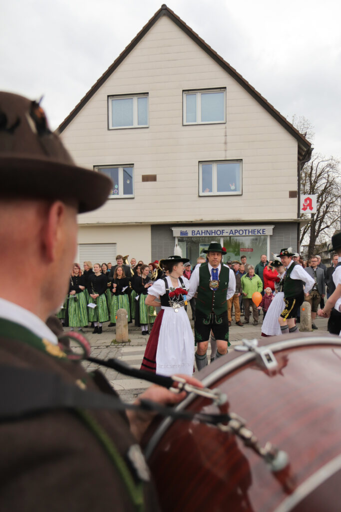 Der Trachtenverein bei seiner Tanzaufführung am Bahnhofsplatz