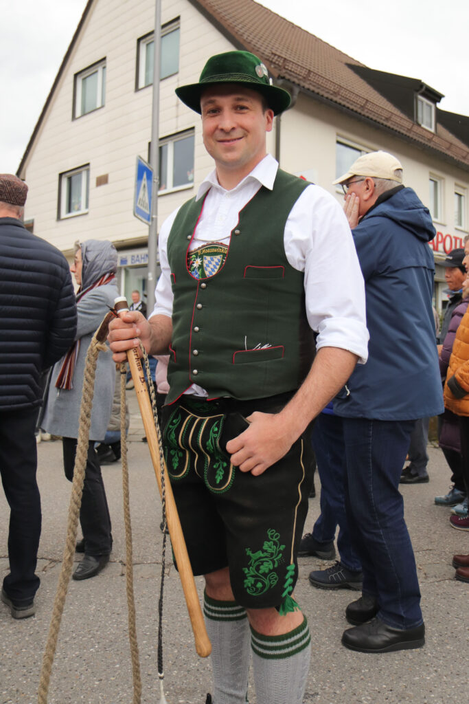 Ein Mitglied der Mammendorfer Goaßlschnalzer