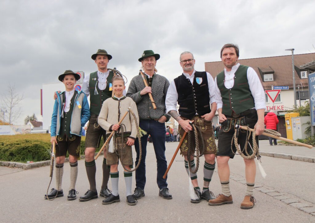 Gruppenbild der Mammendorfer Goaßlschnalzer