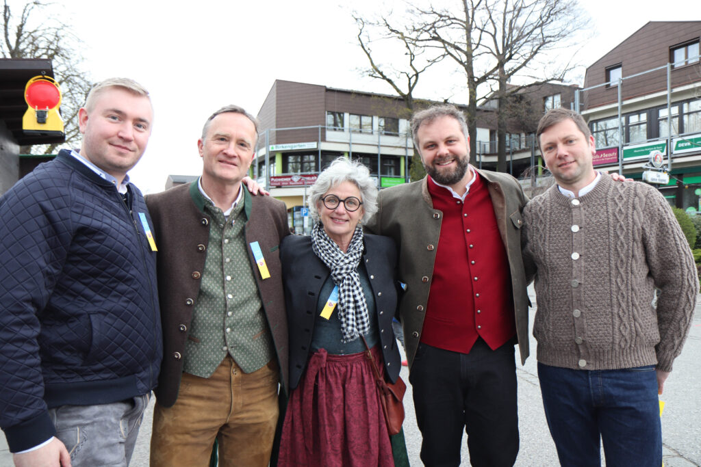 Zweiter Bürgermeister Herr Dr. Sengl mit Volksfest-Besuchern
