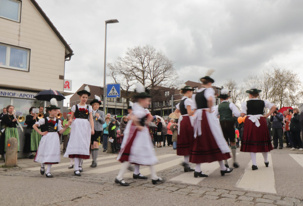 Der Trachtenverein Almfrieden Gröbenzell beim Volksfesttanz