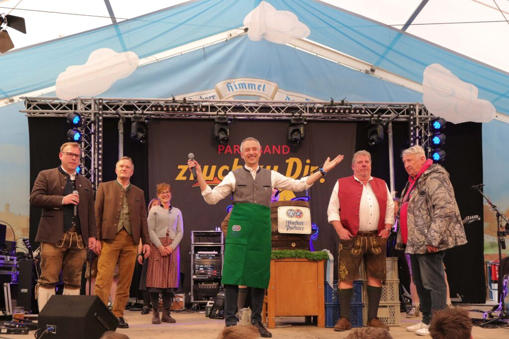 Die Bürgermeister und Festwirt auf der Bühne vor dem Anstich