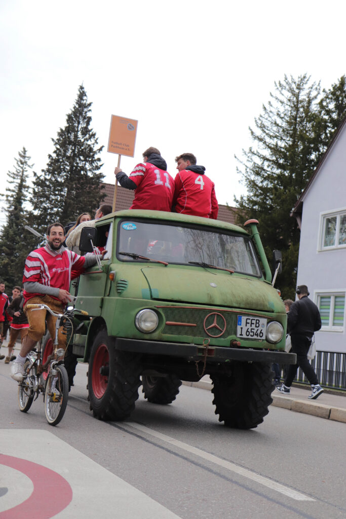 Ein Teil des FC Puchheims beim Puchheimer Festzug 2023