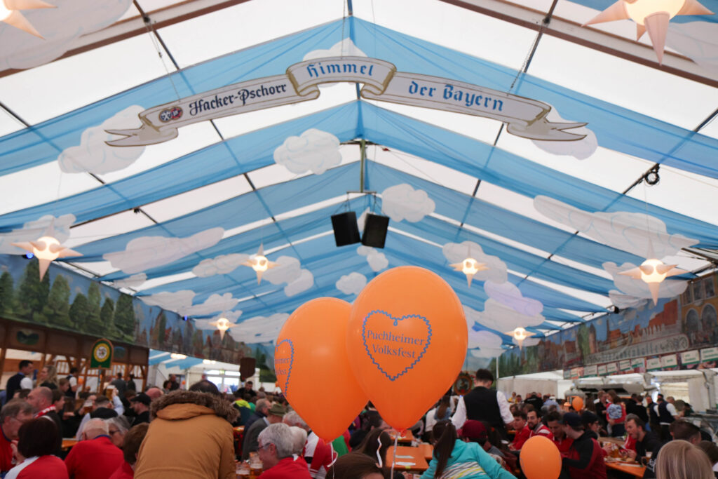 Das volle Festzelt am ersten Samstag nach dem Festzug