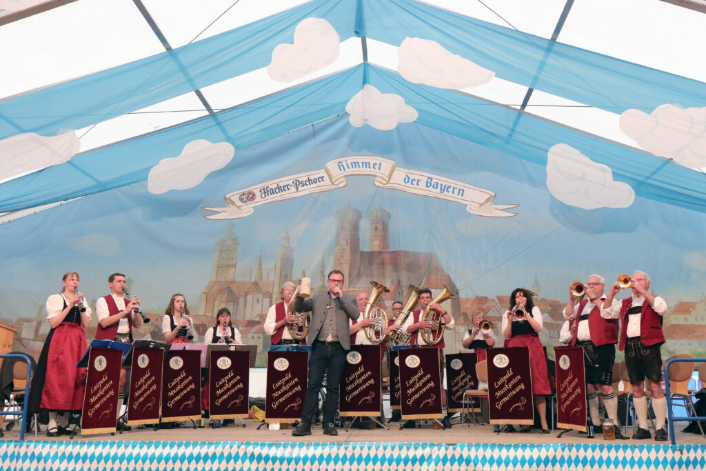 Volksfestreferent Thomas Hofschuster auf der Volksfestbühne zusammen mit den Luitpold Musikanten Germerswang