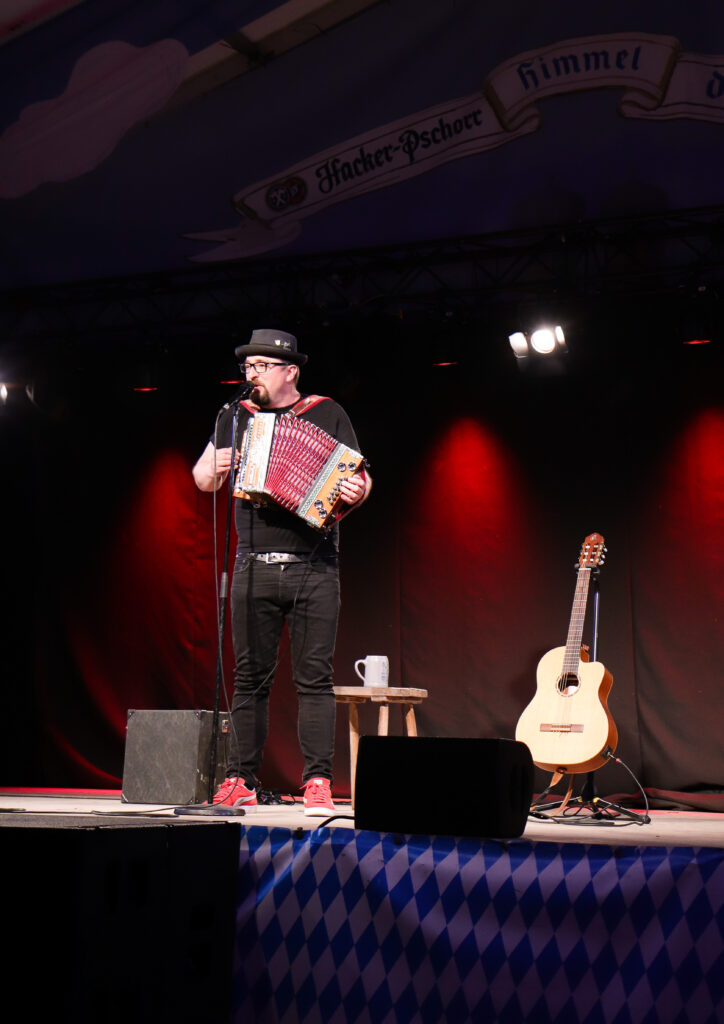 Musikkabarettist Helmut A. Binser am Kabarettabend des Puchheimer Volksfestes 2023