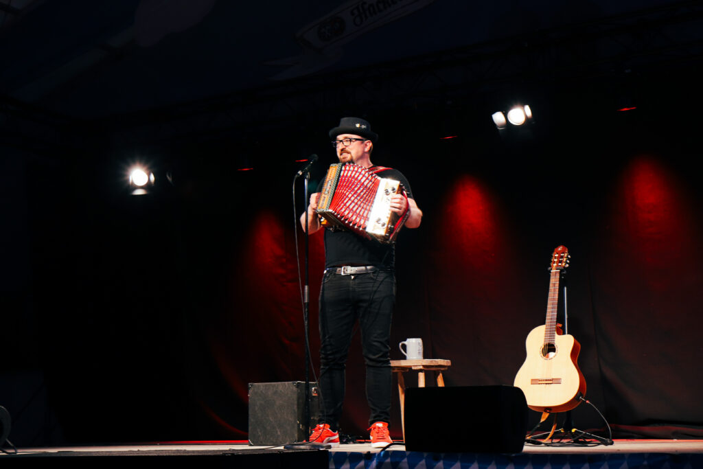 Musikkabarettist Helmut A. Binser mit Akkordion auf der Volksfestbühne