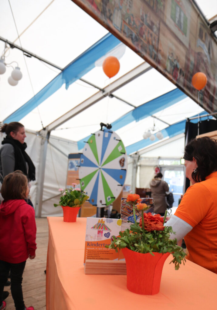 Kinder drehen am Glücksrad mit attraktiven Gewinnen am Kindertag