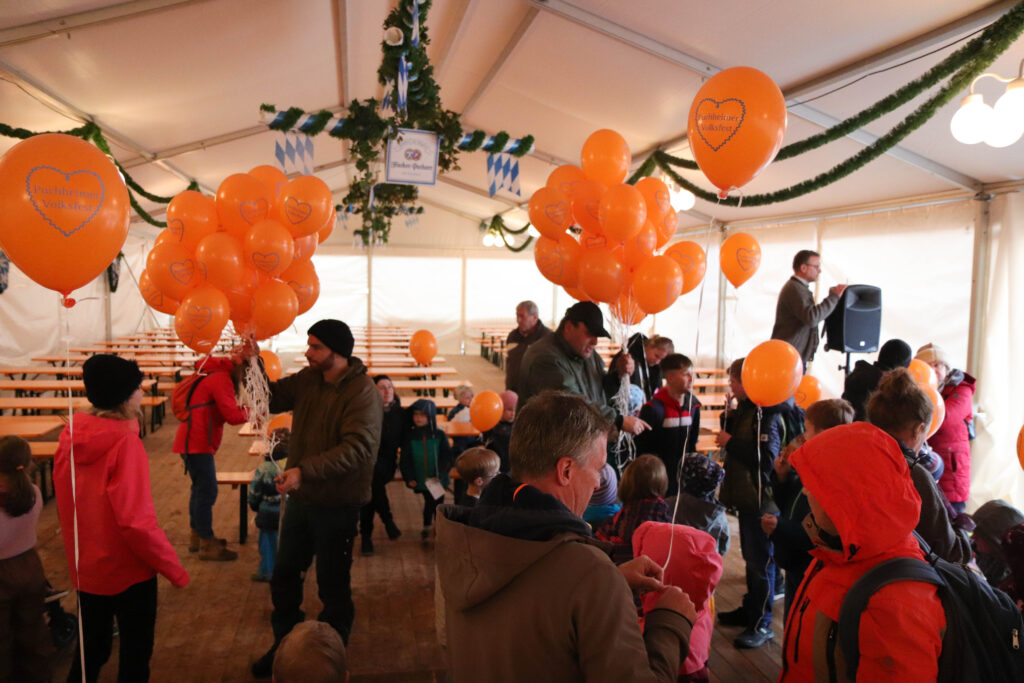 Das Volksfest-Team verteilt die mit Helium gefüllten Luftballons für den Ballonflug-Wettbewerb
