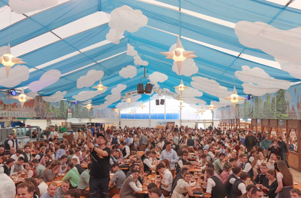 Das volle Festzelt am Eröffnungstag