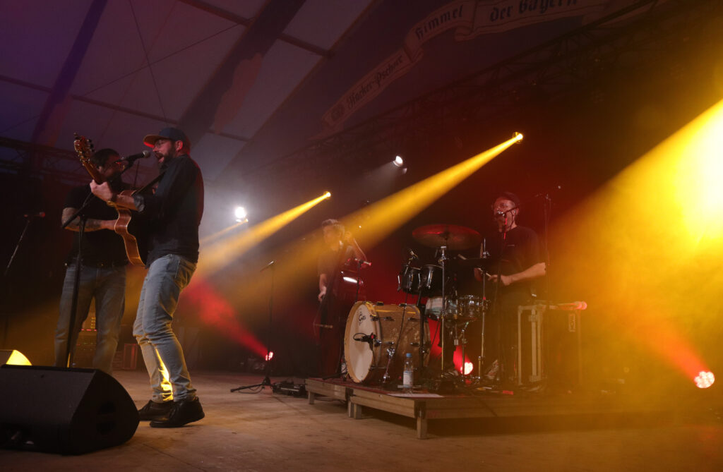 Django3000 heizt dem Publikum beim Konzert im Festzelt ein