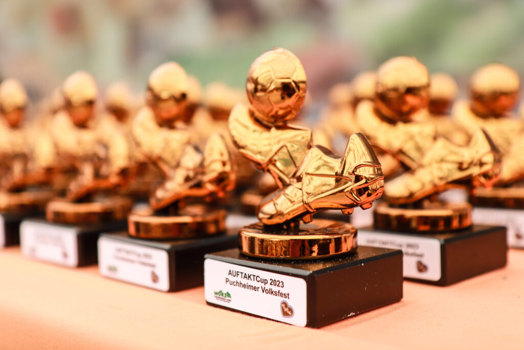 Die Pokale des Fußballturniers AUFTAKTCup 2023