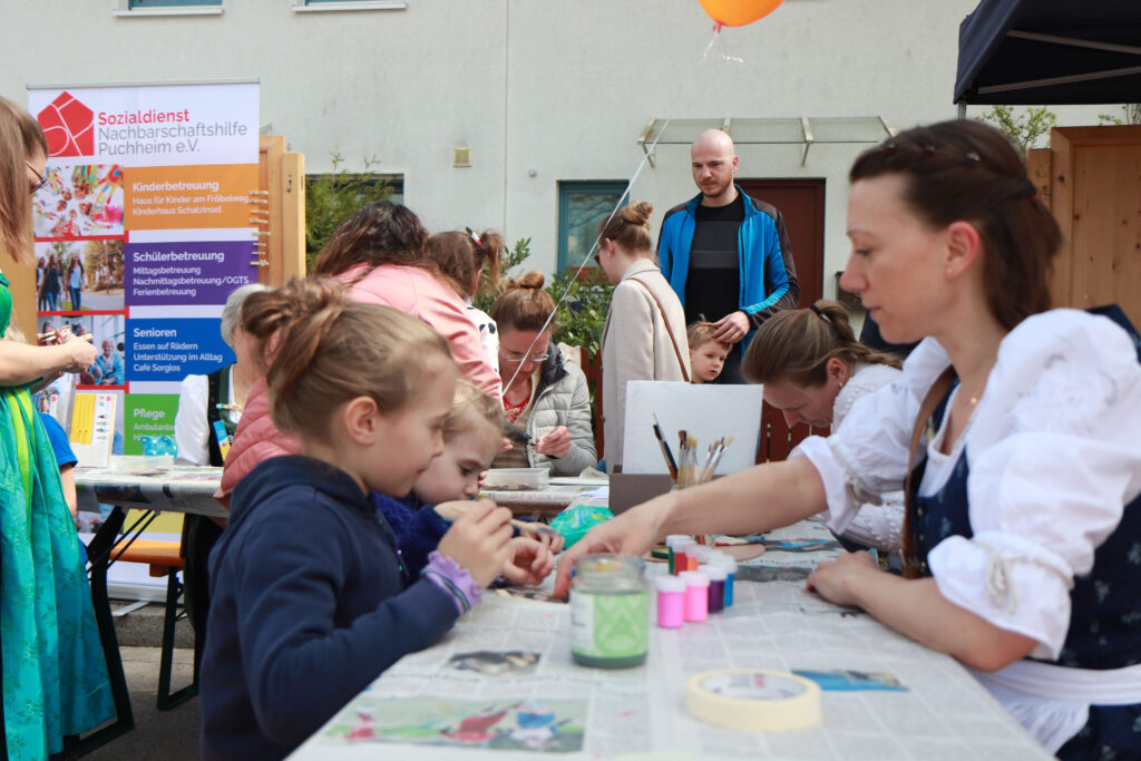 Kinder dürfen selbst Hand anlegen und eigene kleine Kunstwerke kreieren