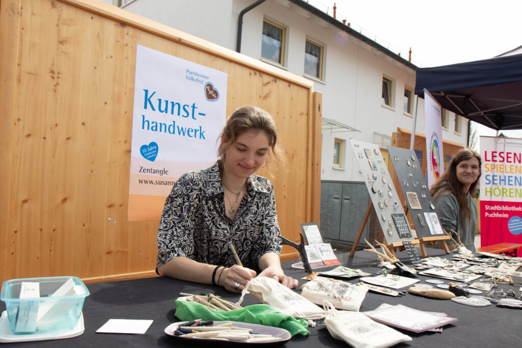 Kunsthandwerkerin präsentiert selbst gezeichnete Zentangle-Kunstwerke