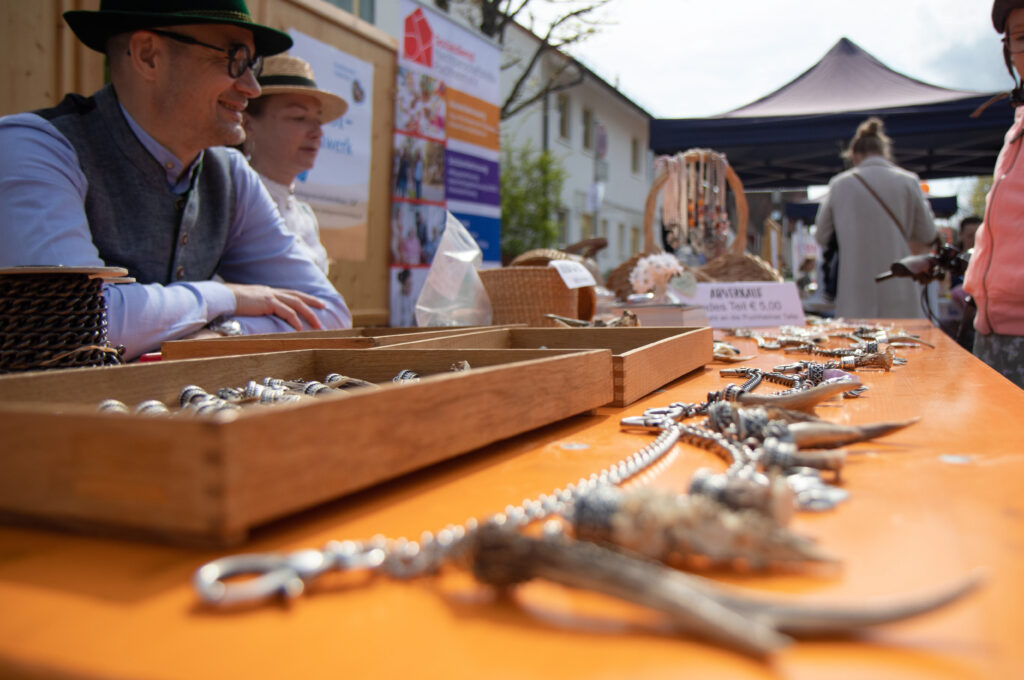 Handgefertigte Charivaris und weiterer Schmuck des Kunsthandwerkers