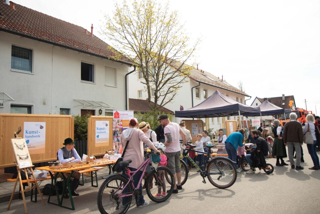 Kunsthandwerker präsentiert selbstgefertigten Schmuck beim Tag der Stadt