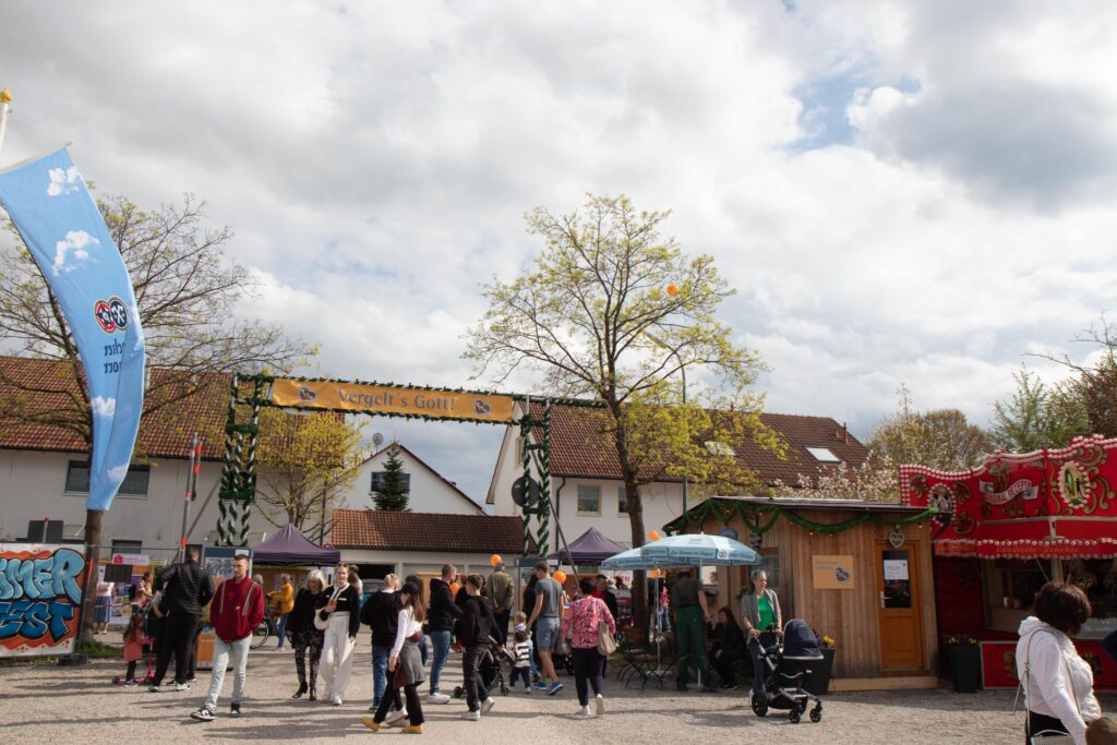 Der Eingang zum Festplatz mit Besuchern