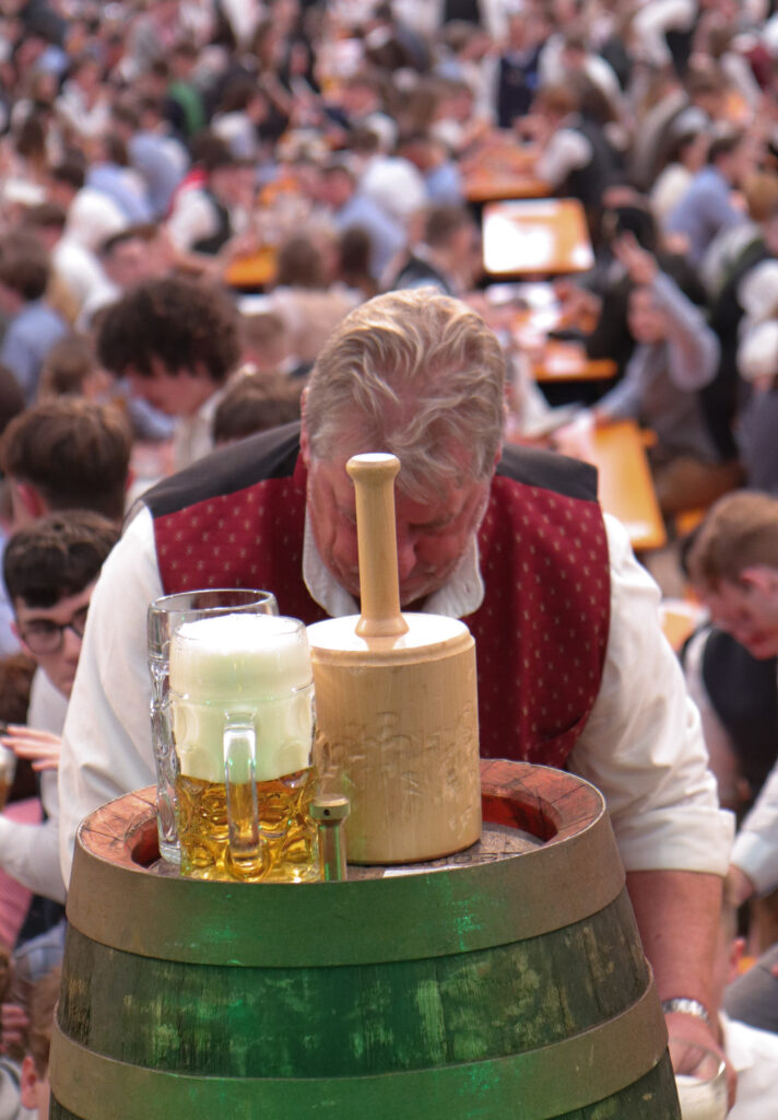 Wirt Jochen Mörz zapft die ersten Maß nach dem Anstich