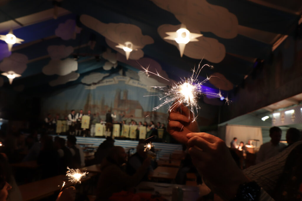 Wunderkerzen im Festzelt zum Abschluss des Puchheimer Volksfestes 2024