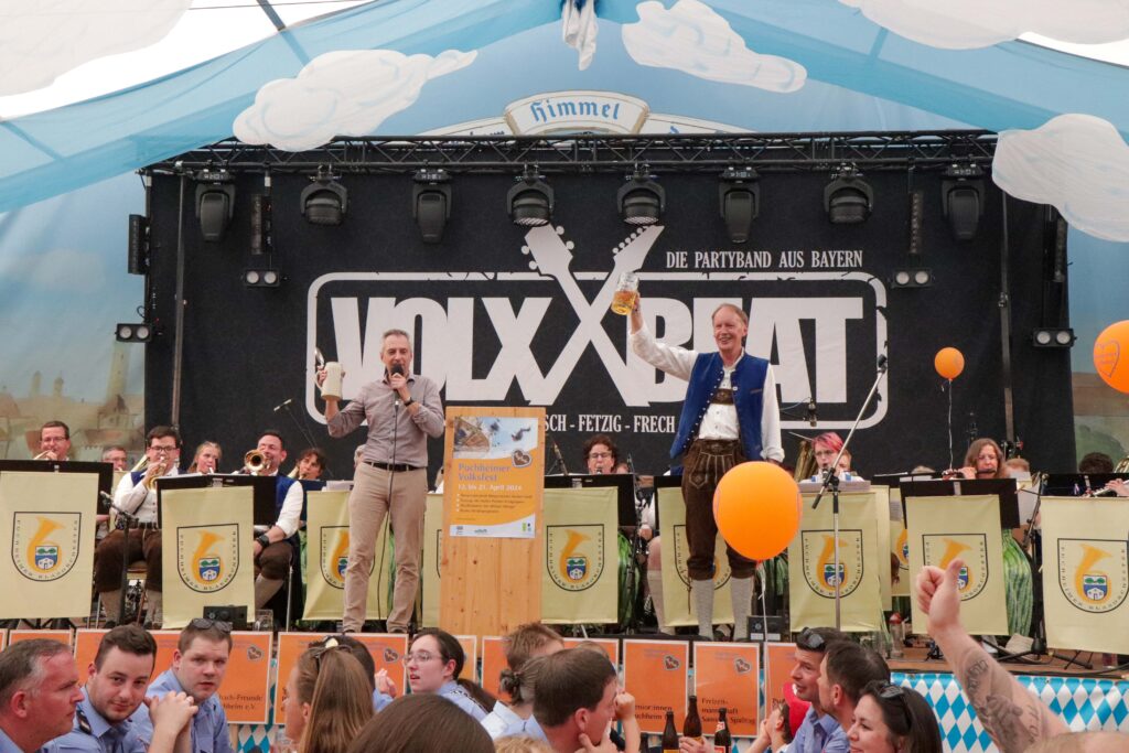 Bürgermeister Seidl und Wolfram Rothert Dirigent des Puchheimer Blasorchesters begrüßen das volle Festzelt nach dem Festzug