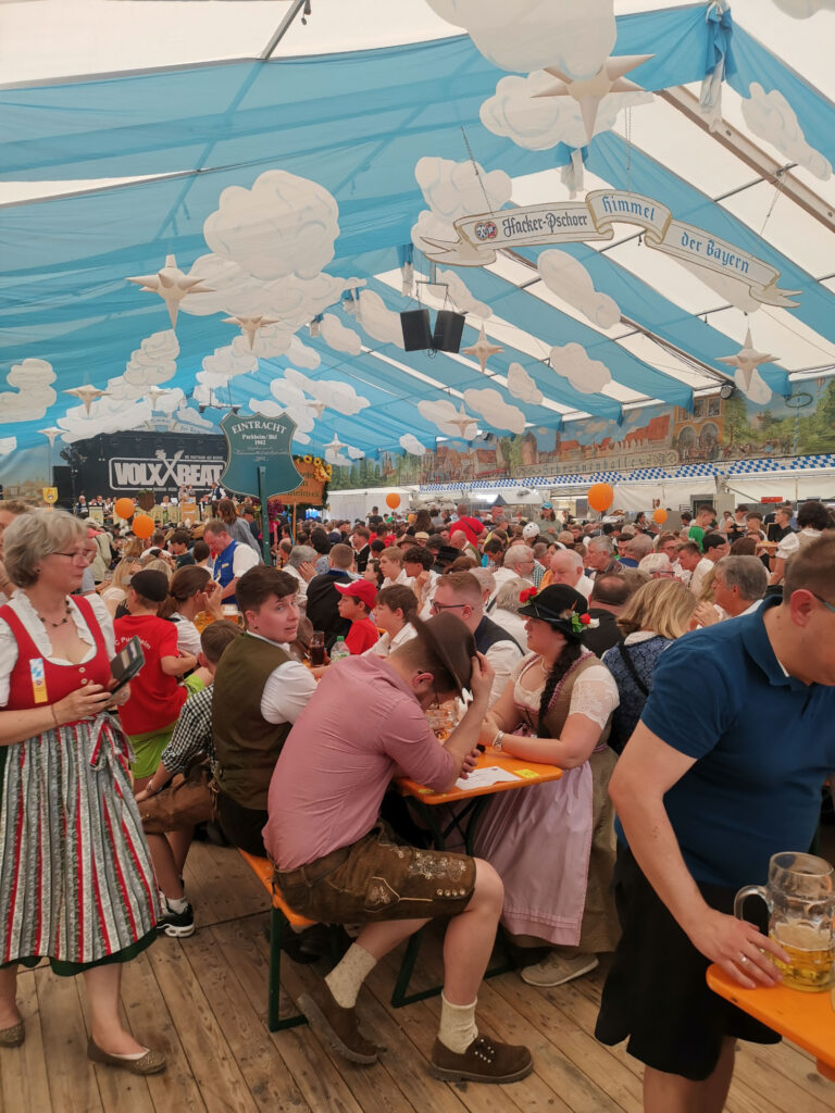 Volles Zelt nach dem Festzug 2024