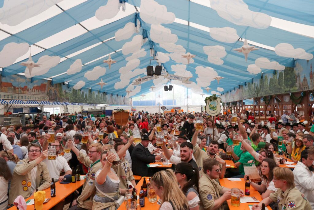 Volles Zelt nach dem Festzug 2024