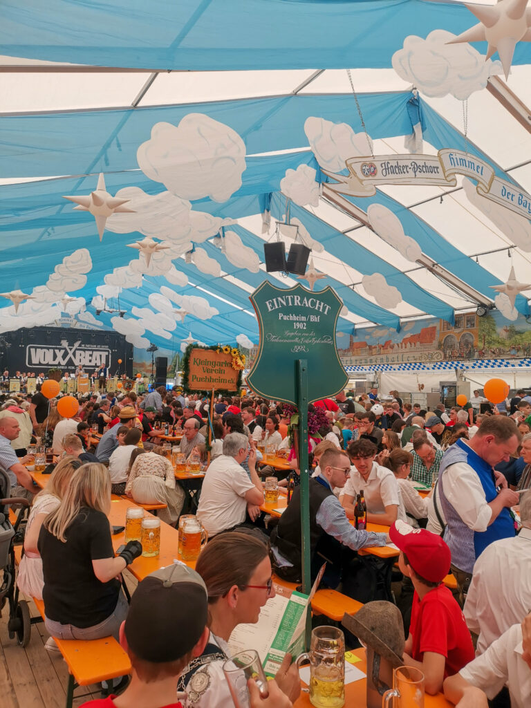 Volles Zelt nach dem Festzug 2024