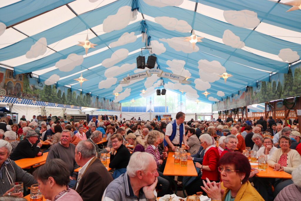 Volles Zelt beim Seniorennachmittag 2024