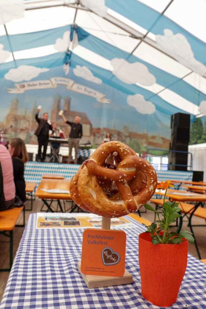 Die bestückten Tische zum Heimattreffen-Abend "Made in FRG" mit Brezen
