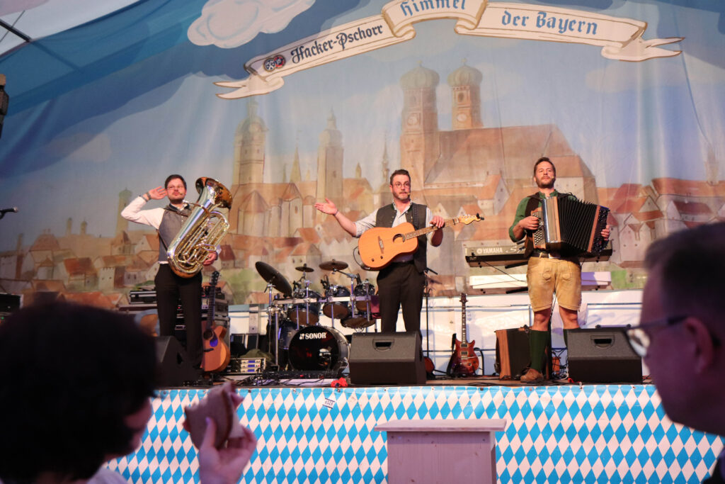 Gäste genießen das bayerische Musikkabarett mit Schleudergang