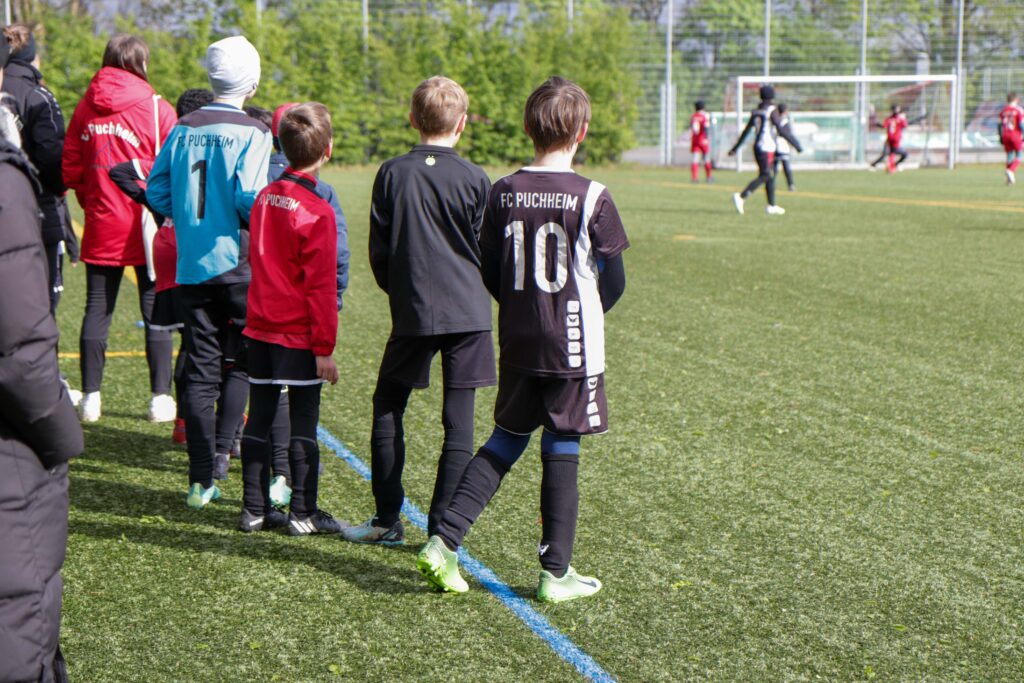 Spieler des FC Puchheims schauen beim Fußballturnier zu