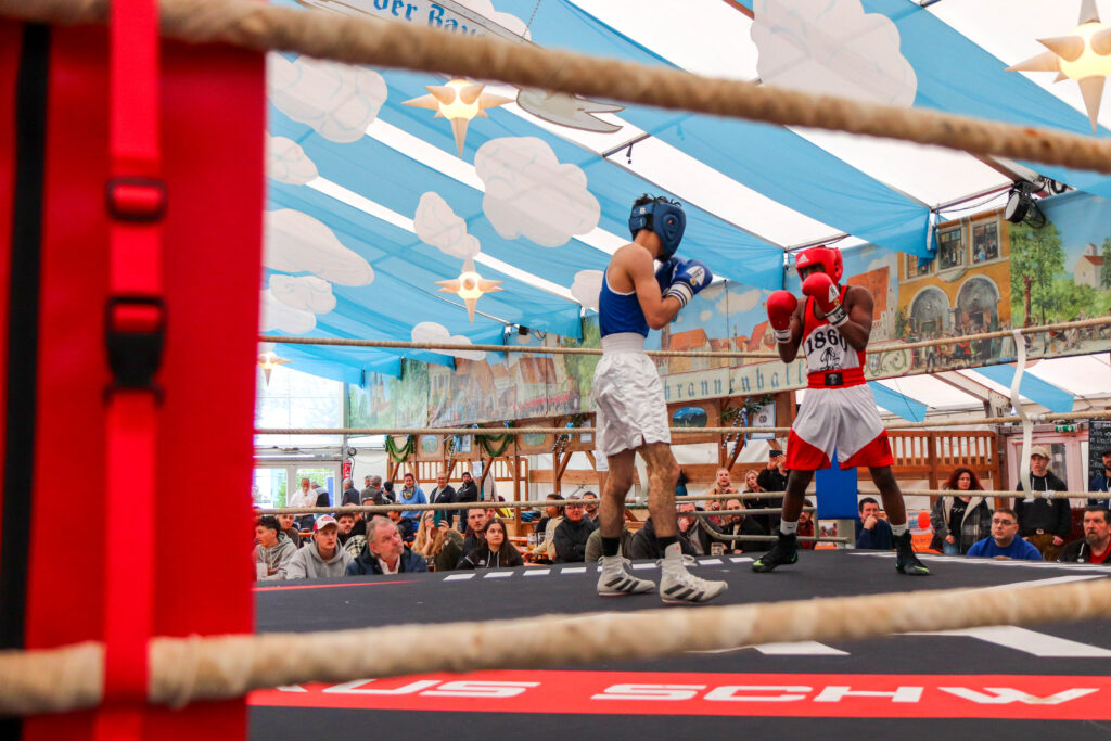 Ein Kampf im Boxring des Puchheimer Volksfestes 2024