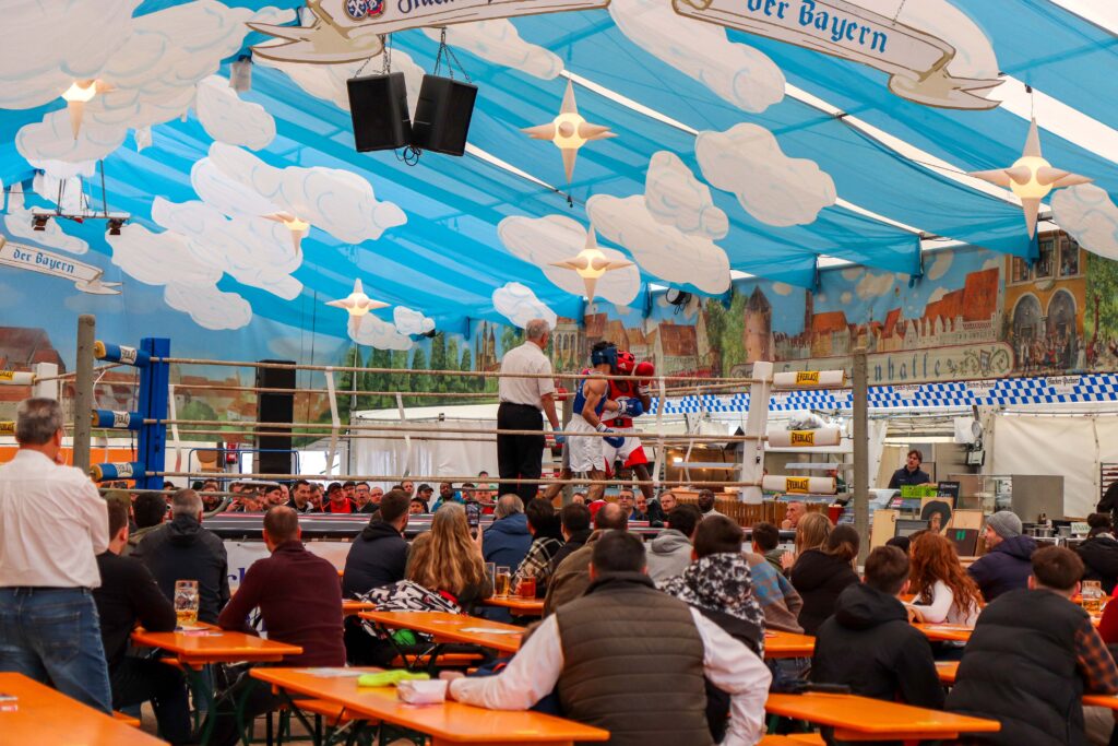 Ein Kampf beim AUFTAKT-Boxen im Festzelt