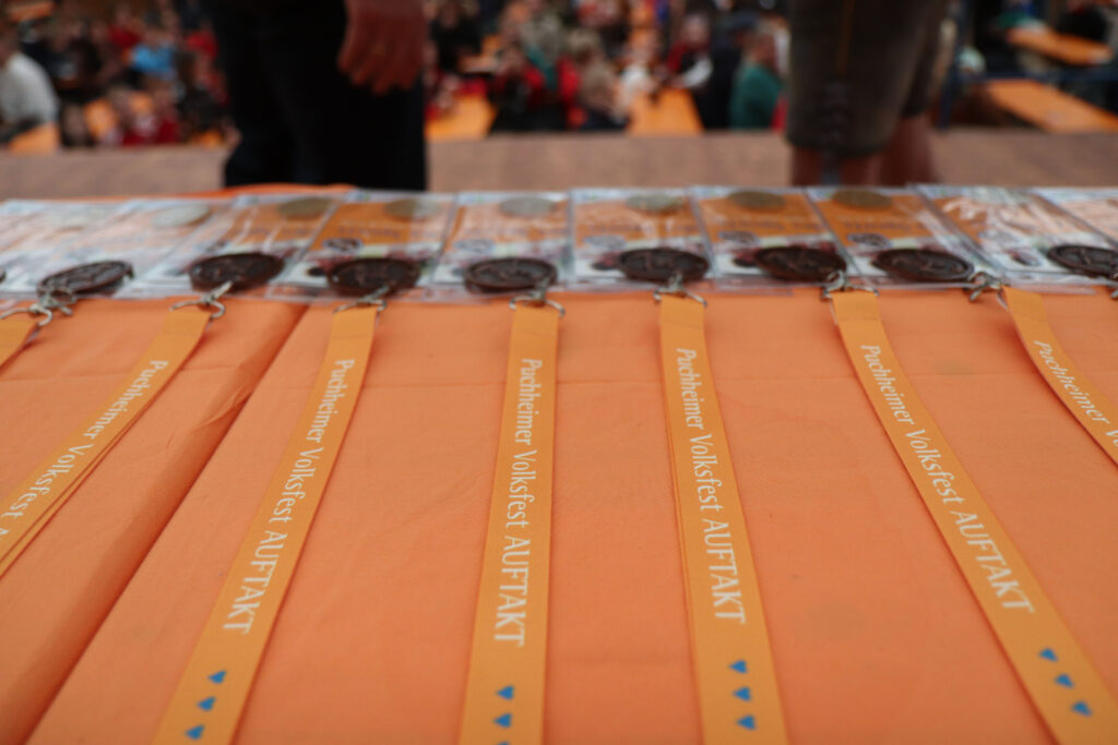 Die Lanyards mit Goldtalern für die Fahrgeschäfte des Puchheimer Volksfestes, die jedes Kind für die Teilnahme beim Fußballturnier erhält