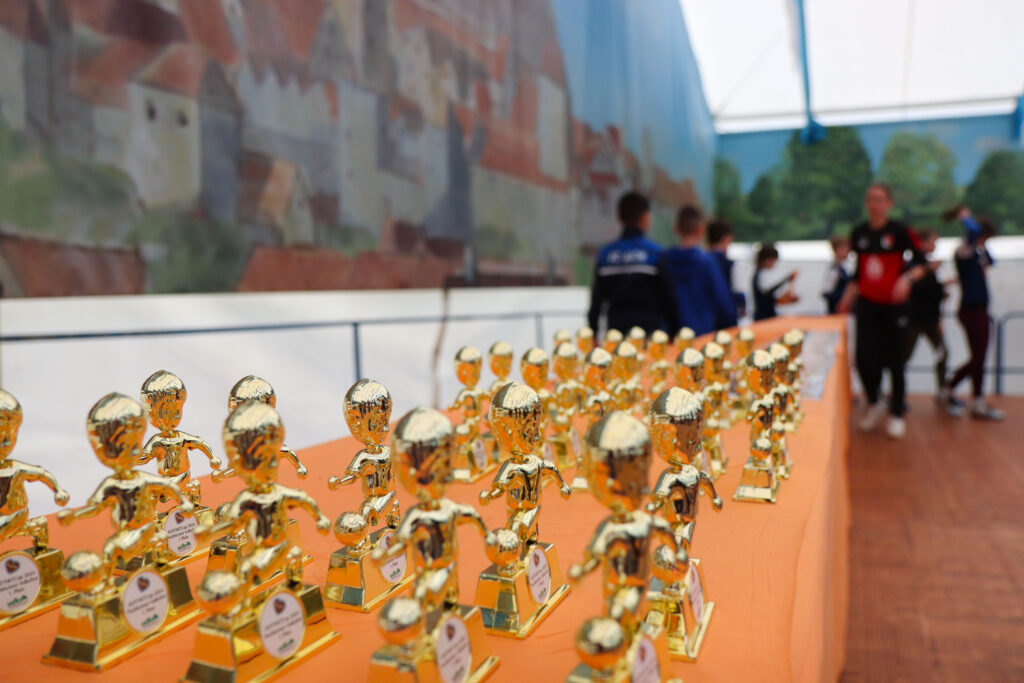 Die Pokale und Medaillen für die Gewinner des Fußballturniers AUFTAKTCup