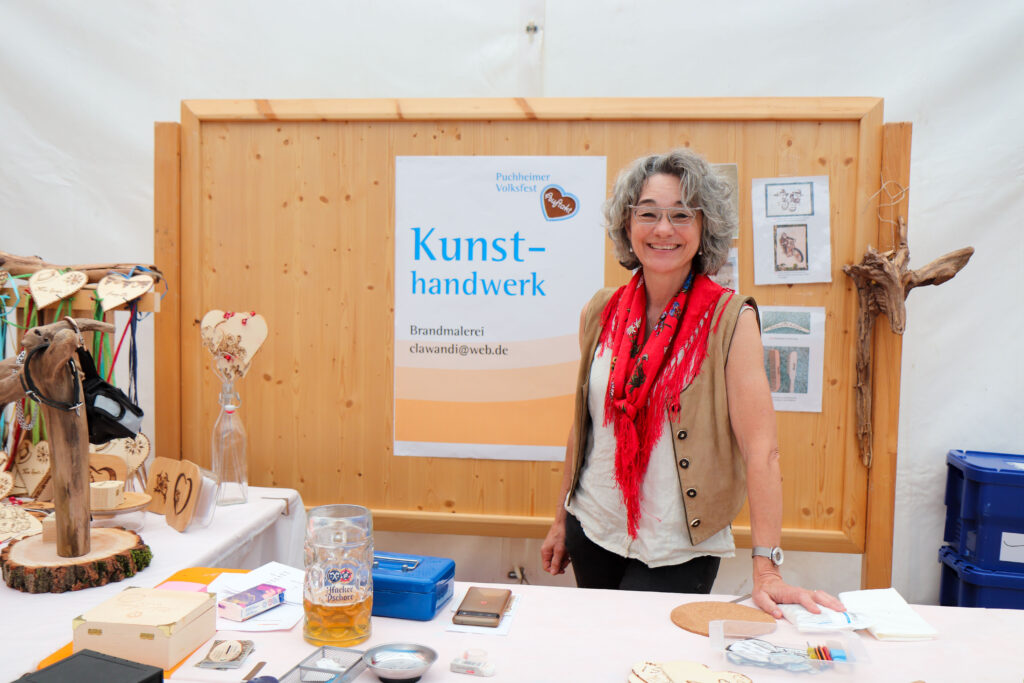 Claudia vor ihrem Brandmalerei-Stand