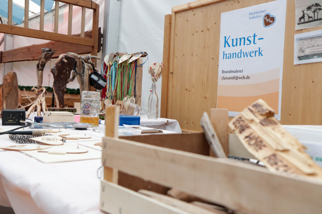 Stände der Kunsthandwerker im Festzelt